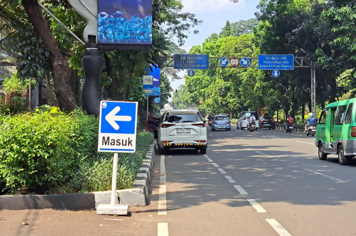 Kendaraan saat parkir di jalur sepeda di Jalan Pajajaran, Kecamatan Bogor Tengah, Kota Bogor.