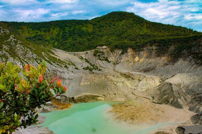 Panorama Kawah Ratu di Gunung Tangkuban Perahu