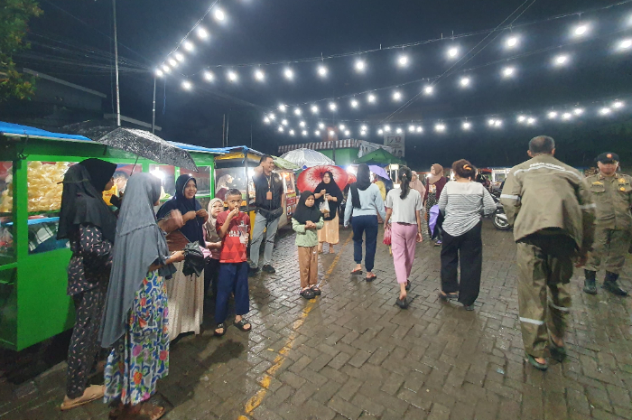Suasana kuliner malam di Pasar Ciluar, Kabupaten Bogor.