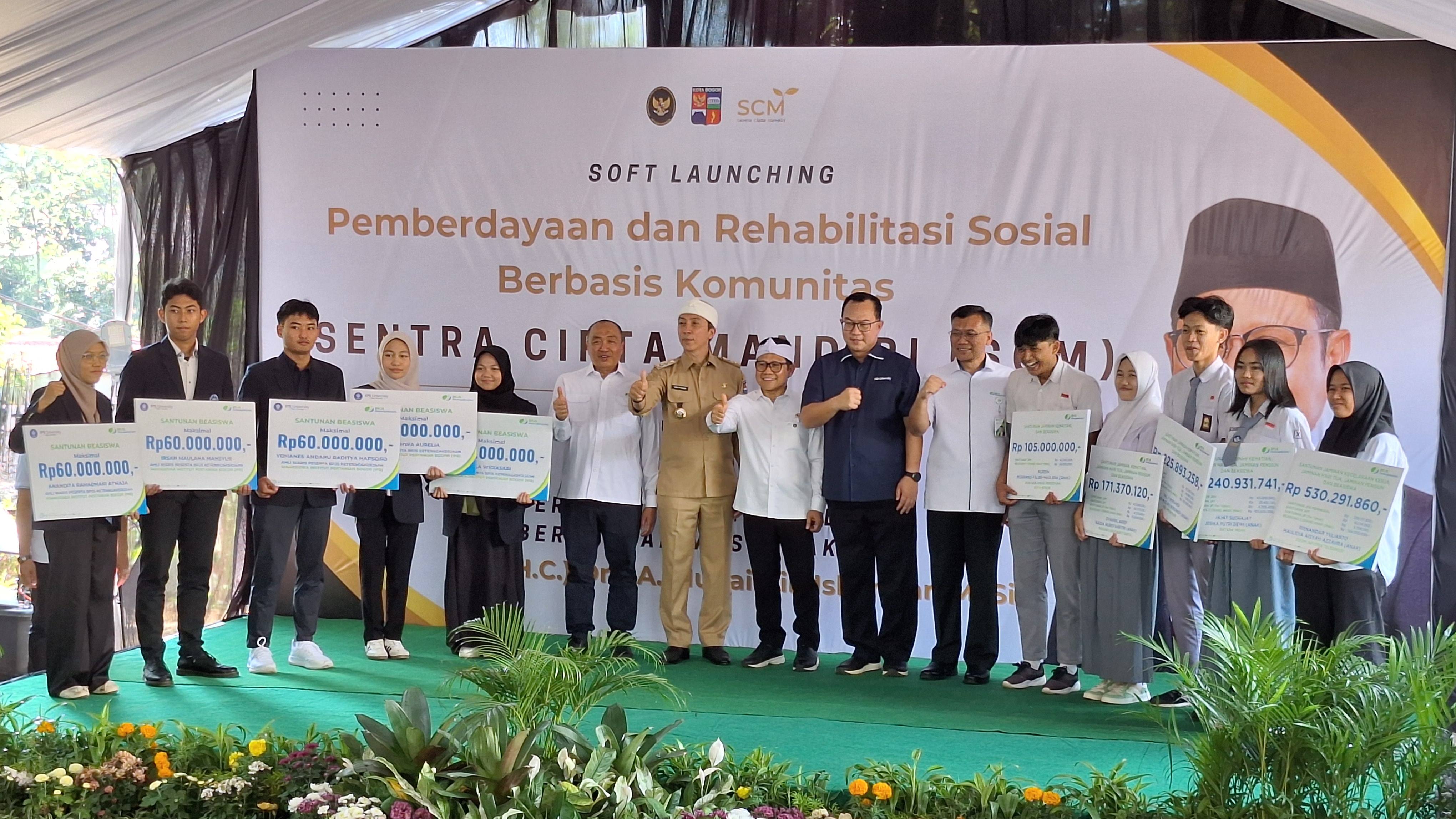 Direktur Kepesertaan BPJS Ketenagakerjaan Pramudya Iriawan Buntoro dan Rektor IPB University Arif Satria, bersama Wali Kota Bogor Dedie Rachim saat MoU terkait pendidikan.