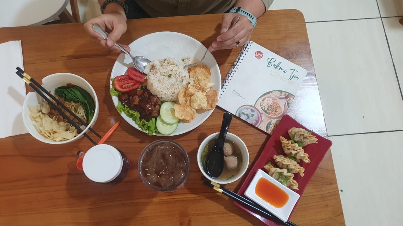 Bakmi Tjoi, yang berlokasi di Jalan Sancang, Kota Bogor, buka setiap hari mulai pukul 11.00 Wib - 20.00 Wib.