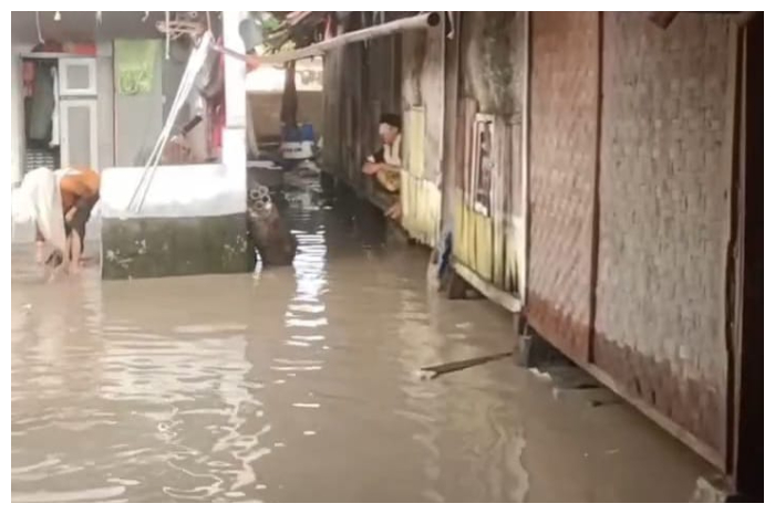 Banjir merendam belasan rumah di Kampung Jatinunggal, Desa Cipinang, Kecamatan Rumpin, Kabupaten Bogor.