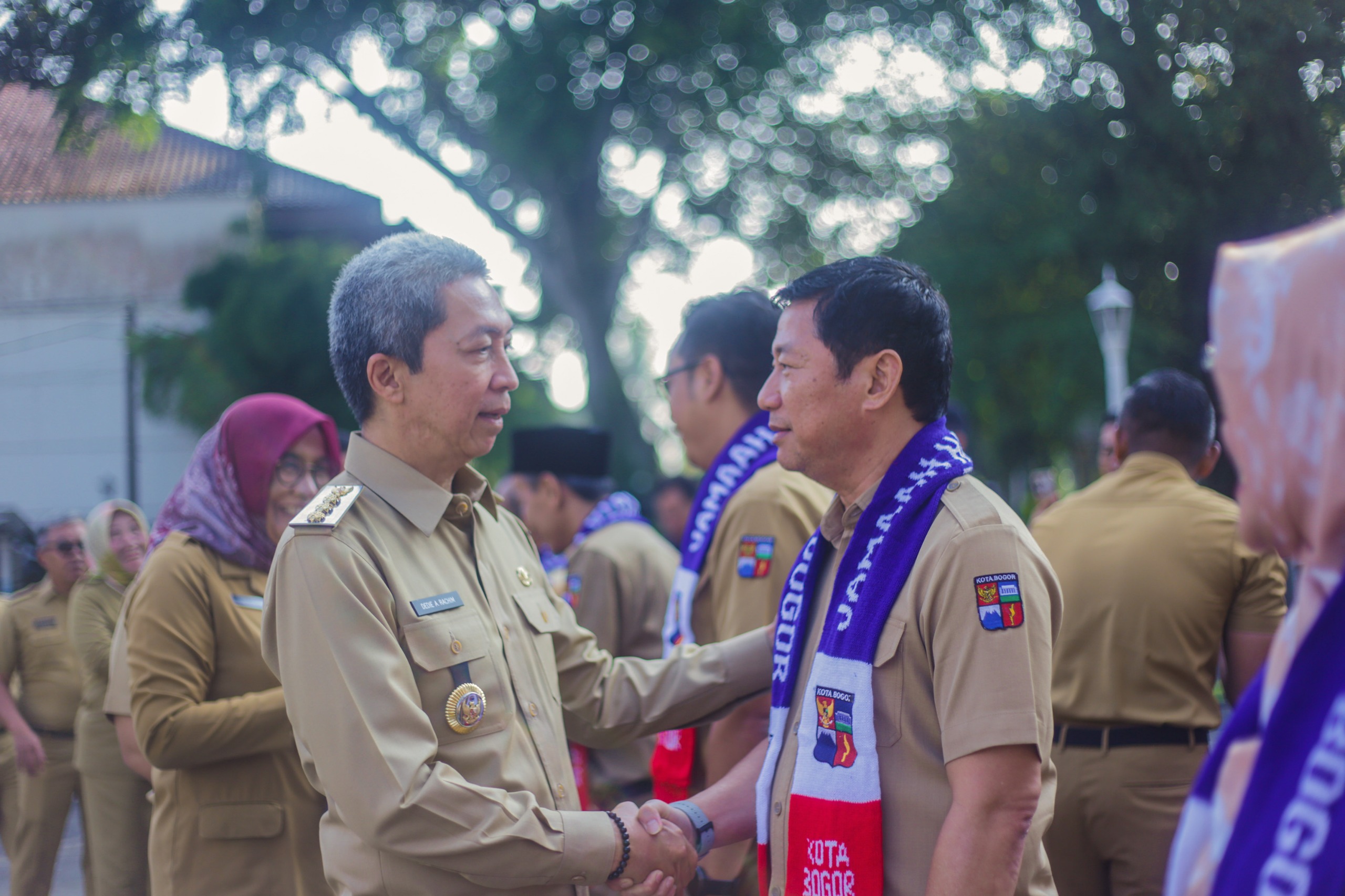 Wali Kota Bogor, Dedie A Rachim saat menyalami ASN Kota Bogor yang menjadi Calon Jemaah Haji pada tahun ini.