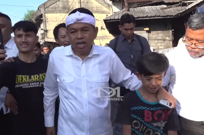 Gubernur Jawa Barat Dedi Mulyadi dengan seorang remaja yang putus sekolah demi membantu keuangan ibunya