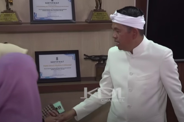 Gubernur Jawa Barat, Dedi Mulyadi menyapa warga yang mendatanginya.