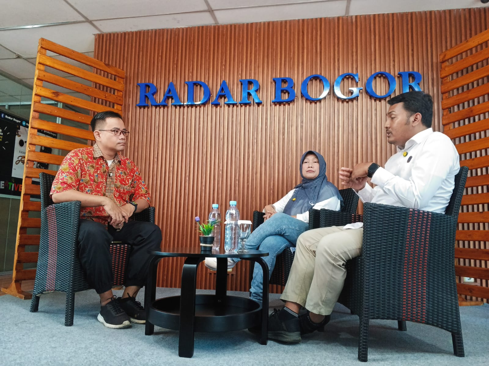 Ketua ASITA Kota Bogor, Anni Nuraini (tengah) dan Wakil Koordinator Bidang MICE DPD ASITA Jawa Barat, Suci Nurul Hidayat (paling kanan) saat menjadi narasumber di Siniar Radar Bogor.