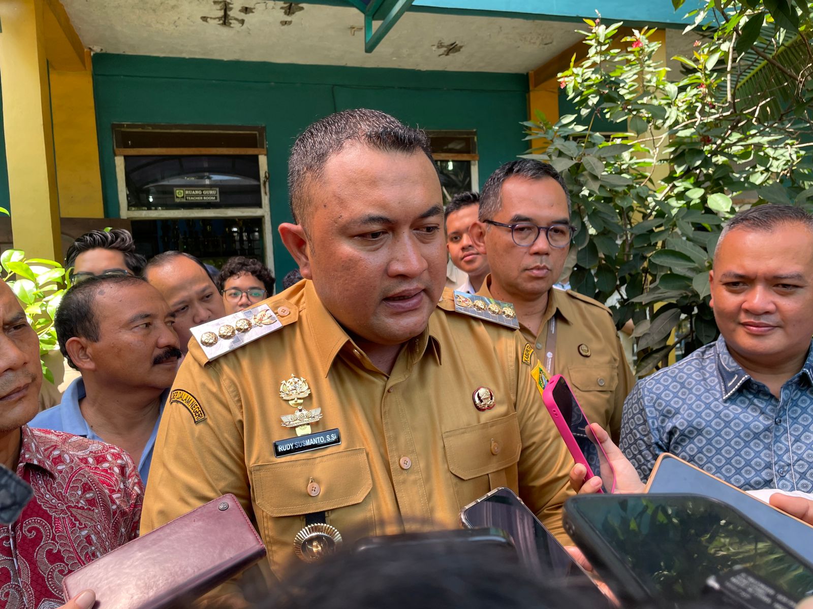 Bupati Bogor, Rudy Susmanto saat memberikan keterangan kepada awak media. Pemkab Bogor akan membangun Gedung BLK di wilayah Timur.