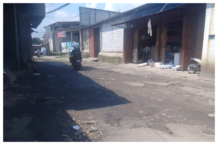 Jalan Raya Tangkil, Desa Sukaluyu, Kecamatan Tamansari, Kabupaten Bogor, kondisinya rusak cukup parah.