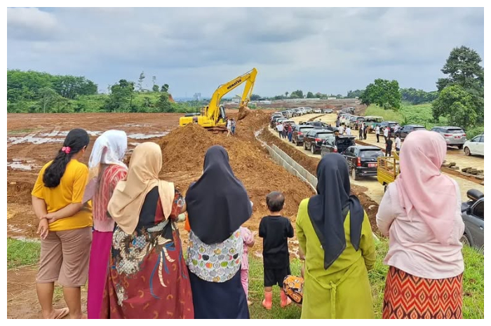 Warga melihat lahan yang akan menjadi Kantor Pemerintahan Baru Kota Bogor di Kelurahan Katulampa, Kecamatan Bogor Timur.