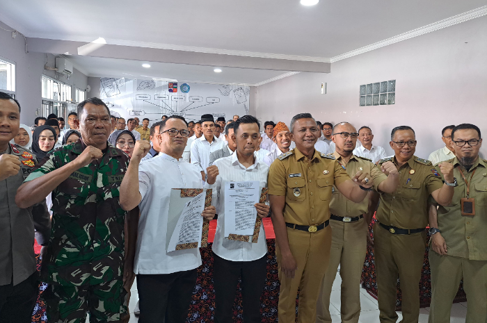 Pelantikan Ketua RT dan RW di Kelurahan Kayumanis, Kecamatan Tanah Sareal Senin (5/5/2025).