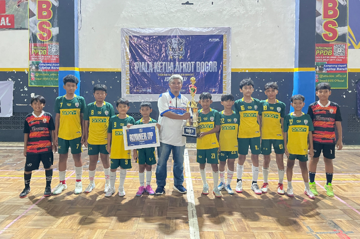 Penyerahan hadiah bagi pemenang Kompetisi Futsal Piala Ketua Afkot Bogoor pada Minggu (4/5/2025).