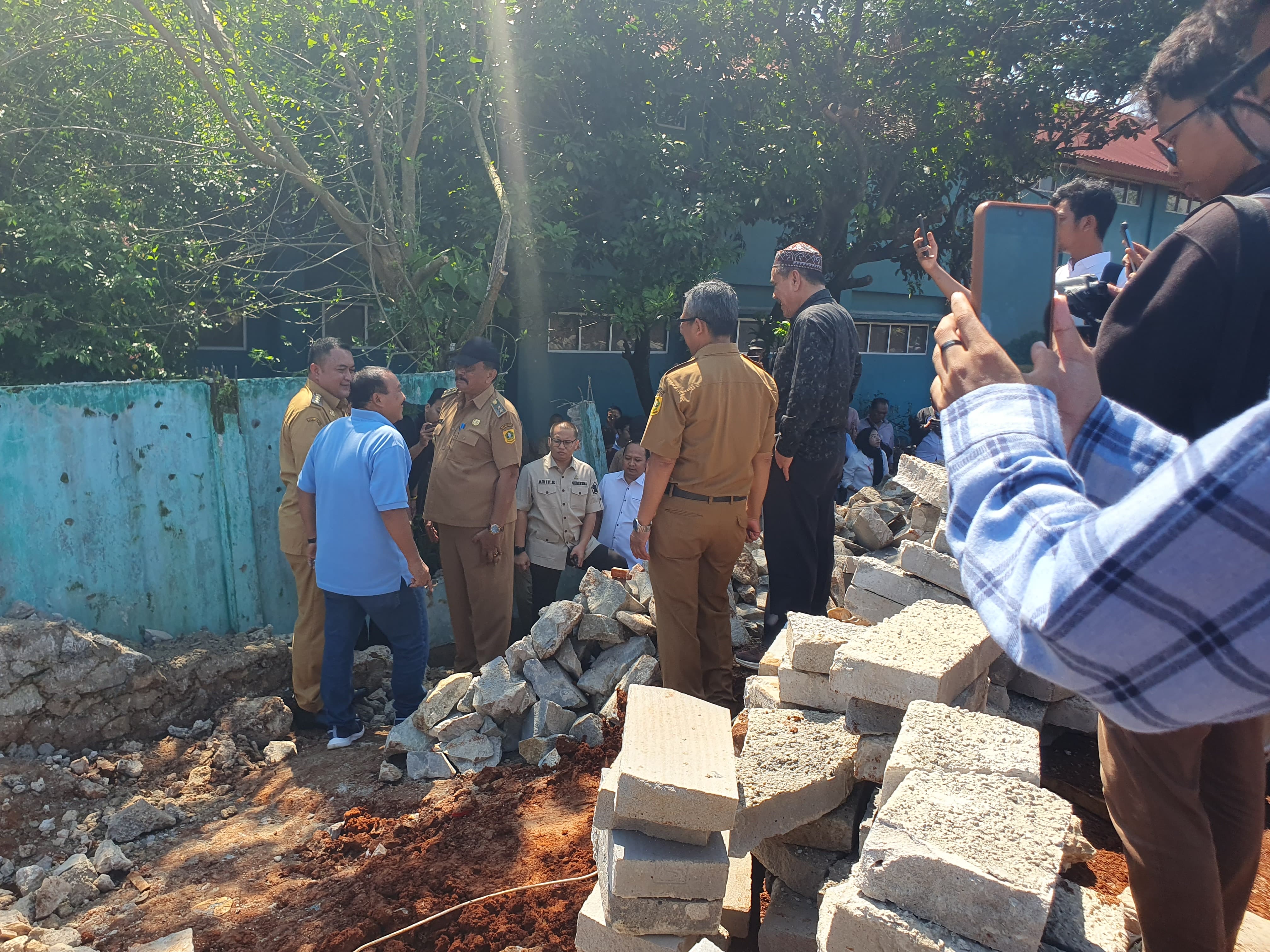 Bupati Bogor, Rudy Susmanto bersama rombongan saat meninjau tembok SDN Cipayung 01 yang ambruk akibat banjir.