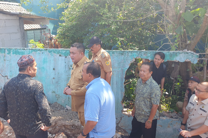 Bupati Bogor Rudy Susmanto saat meninjau tembok SDN Cipayung 01 yang ambruk akibat terkena banjir.
