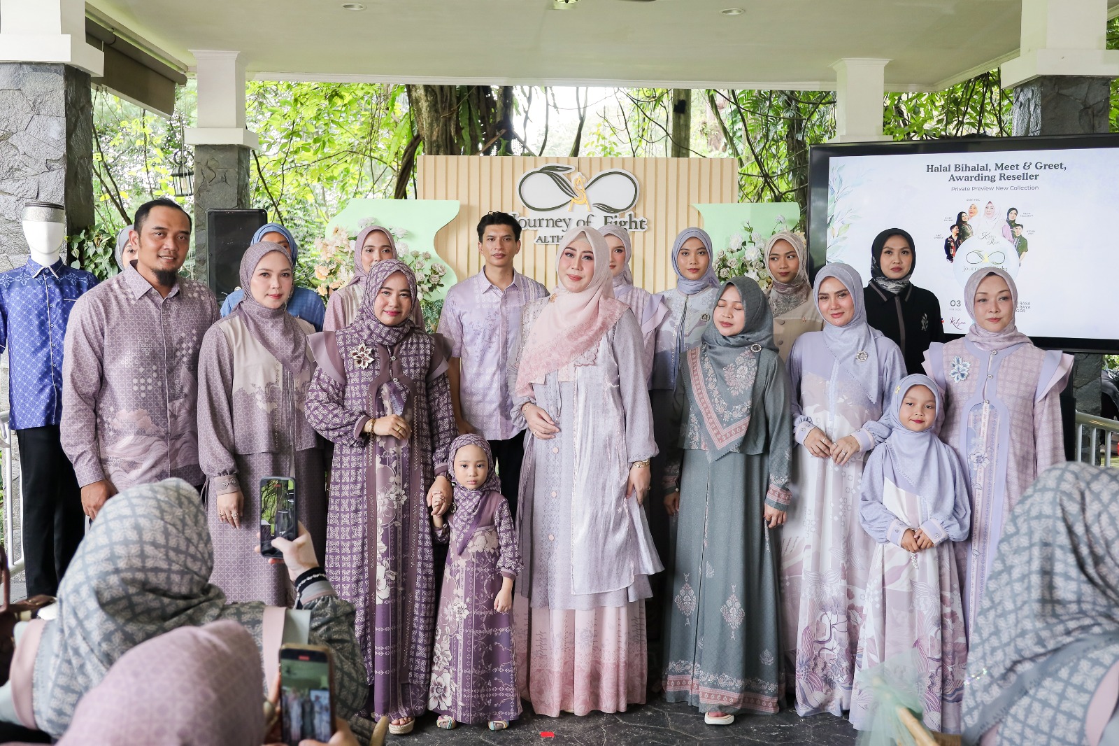 Pemilik Althafunissa, Karina Rozy foto bersama usai menggelar acara halal bihalal.
