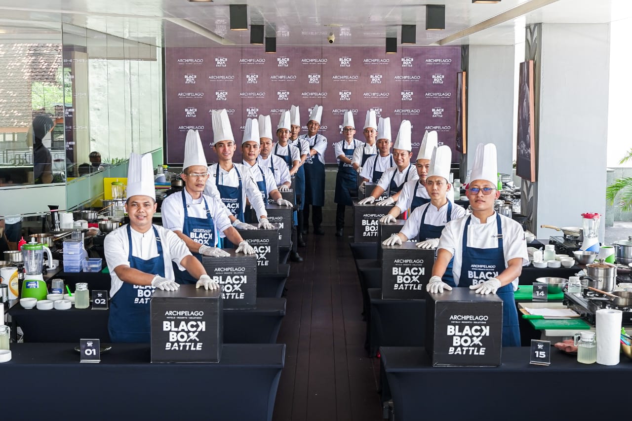 Para chef serta staf F&B dari jaringan hotel Archipelago, saat ikut kompetisi Black Box Battle.