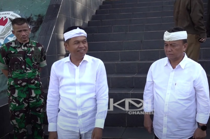 Gubernur Jawa Barat, Dedi Mulyadi bersama Sekda memantau kondisi para siswa di barak militer.
