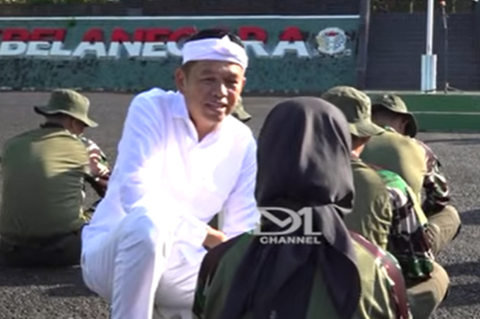 Gubernur Jawa Barat Dedi Mulyadi saat berbincang dengan siswi SMA yang mengikuti pendidikan di barak militer.