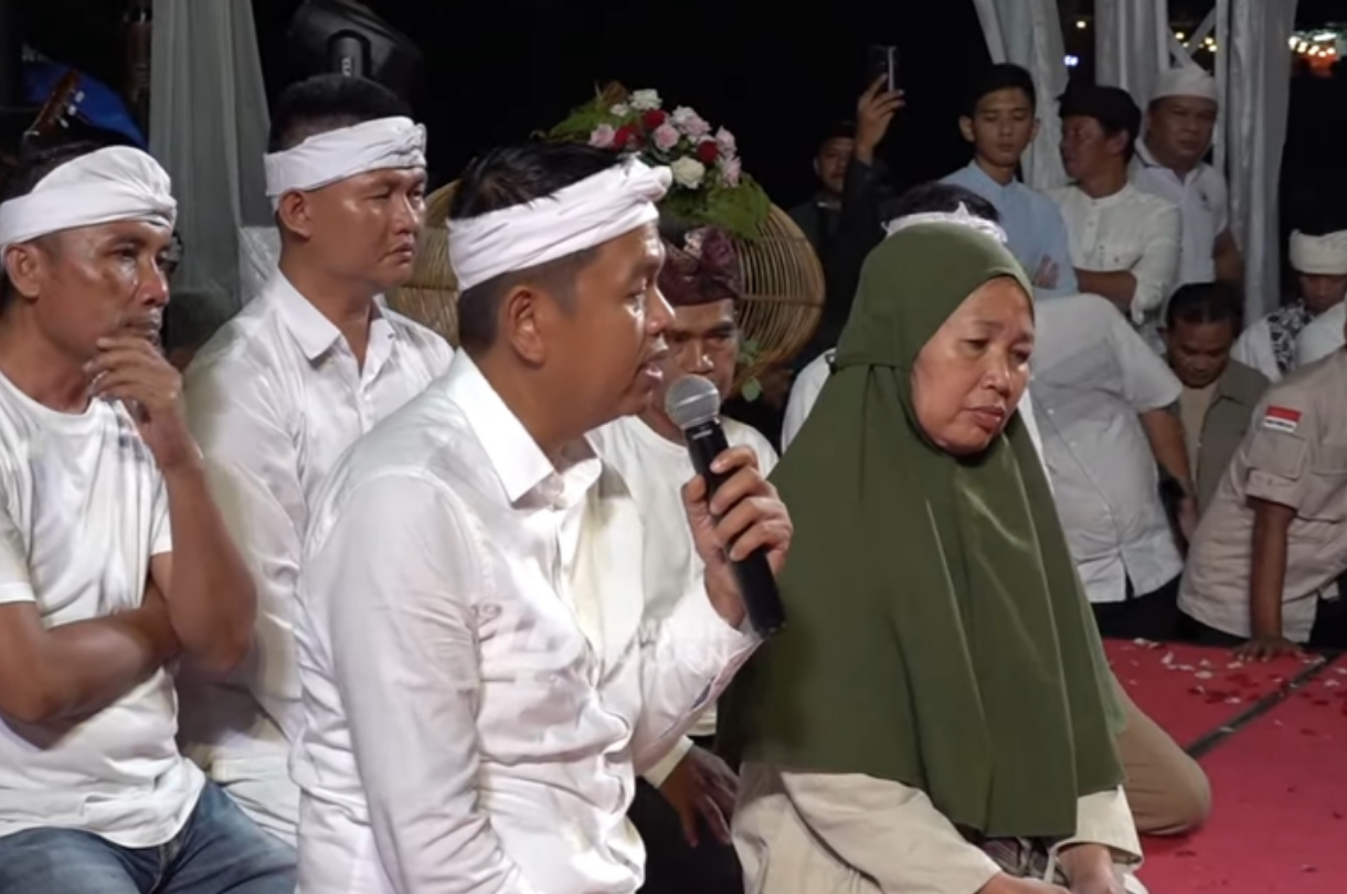 Momen Gubernur Jawa Barat Dedi Mulyadi bertemu ibu penjual keripik di Kuningan.