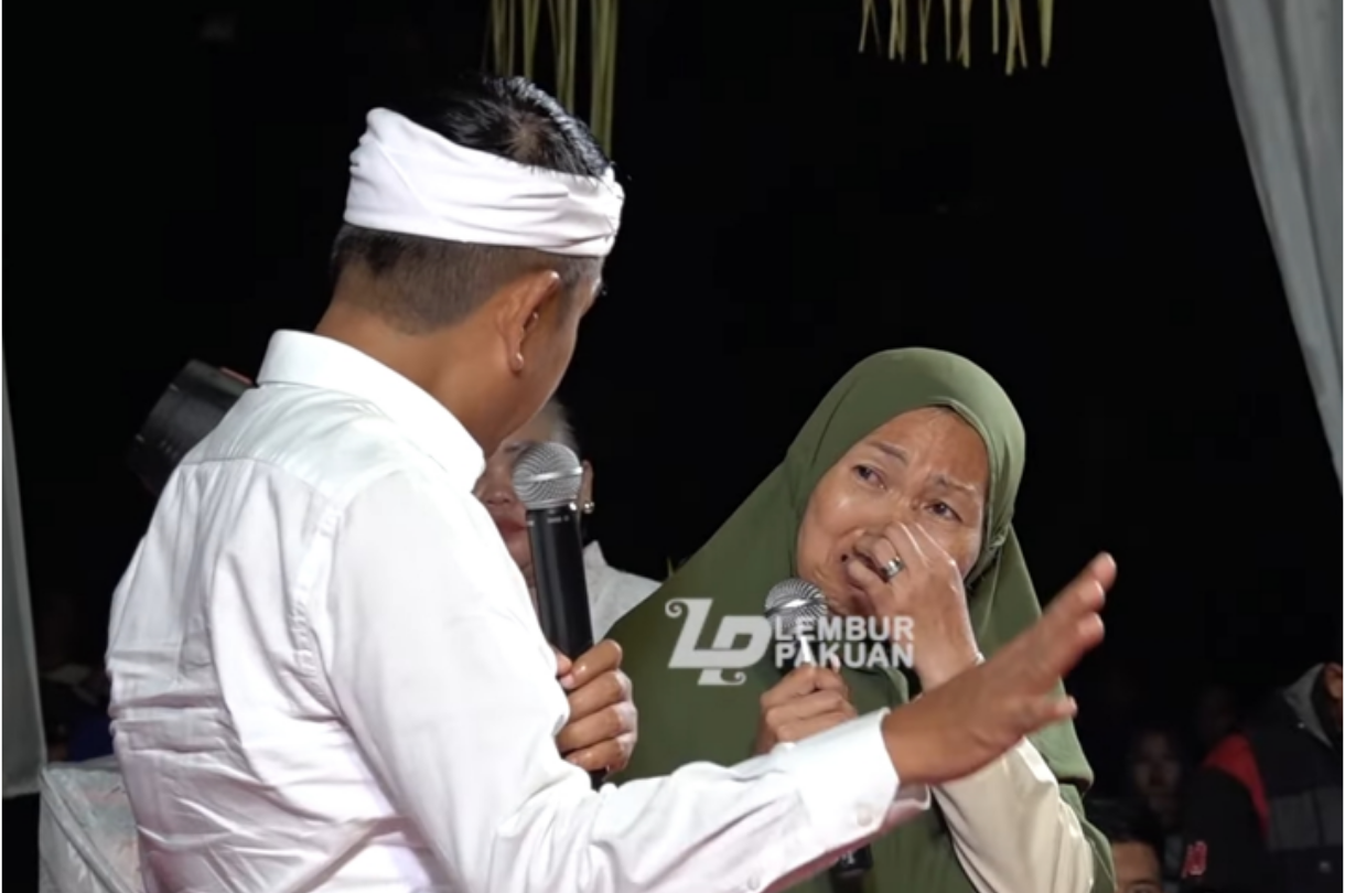 Gubernur Jawa Barat Dedi Mulyadi saat berbincang dengan ibu penjual keripik di Kuningan, Jawa Barat.