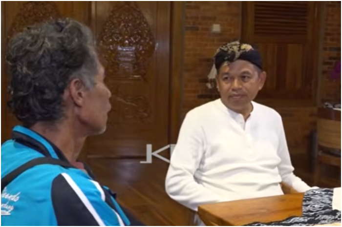 Gubernur Jawa Barat Dedi Mulyadi saat berbincang dengan warga Kota Bandung yang menceritakan kenakalan anaknya.