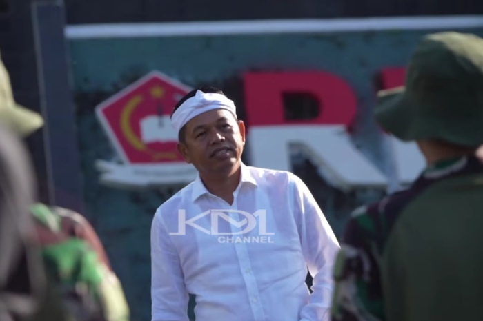 Gubernur Jawa Barat, Dedi Mulyadi saat mengecek para pelajar di barak militer.