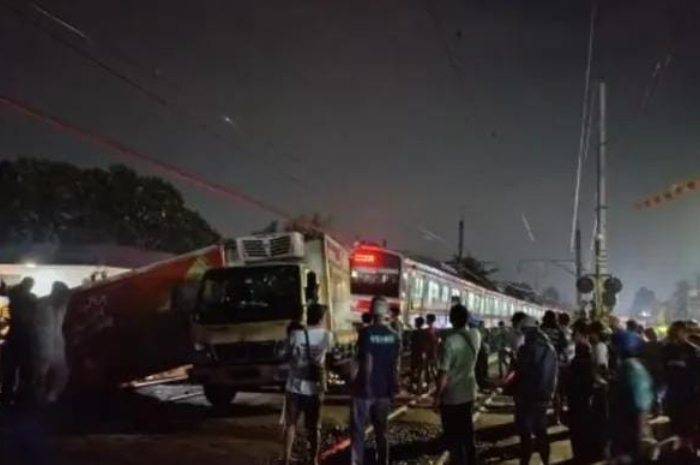 Kecelakaan antara mobil boks dan KRL Commuter Line di perlintasan Stasiun Bojonggede, Kabupaten Bogor, Selasa (6/5/2025) malam.