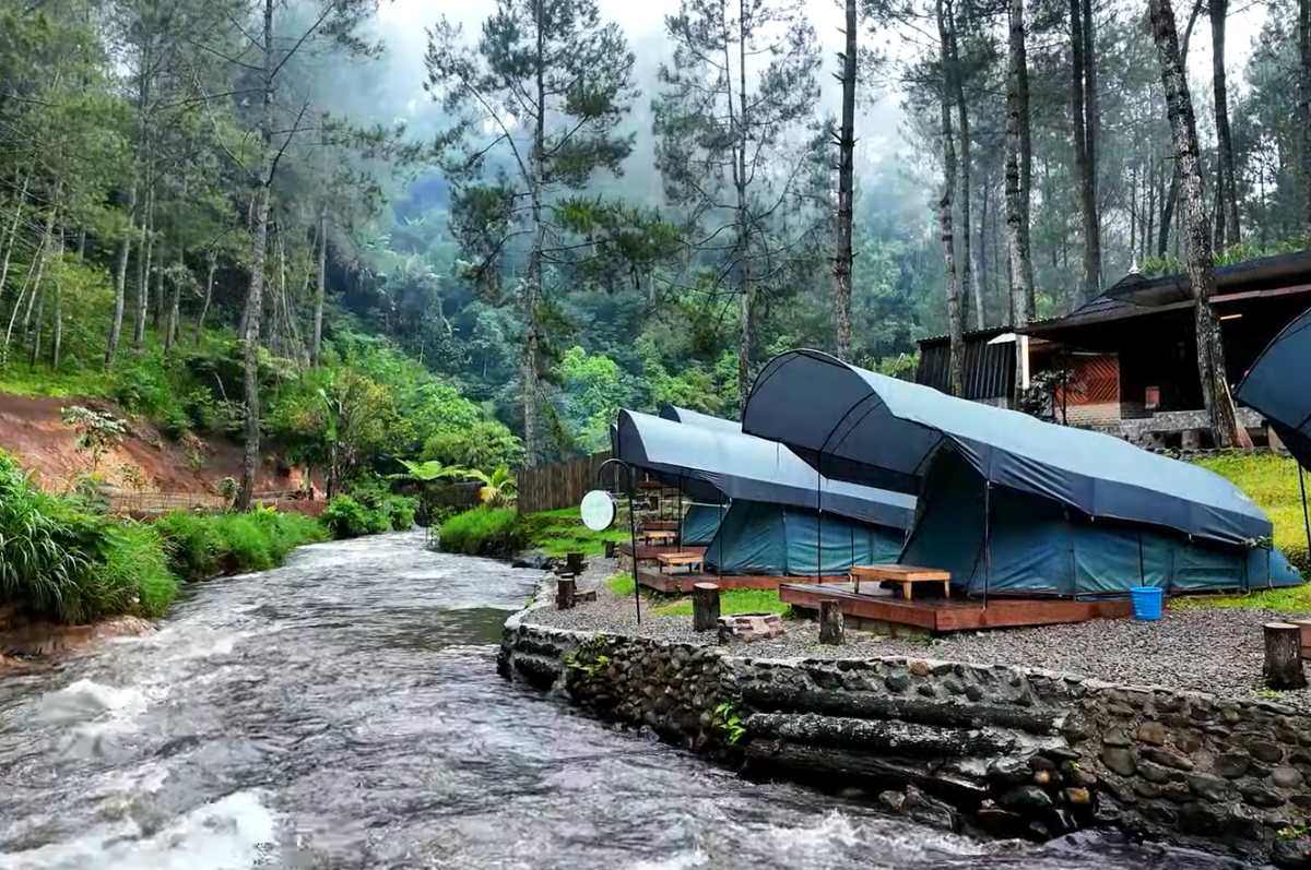 Camping syahdu di Telaga Pineus Riverside.