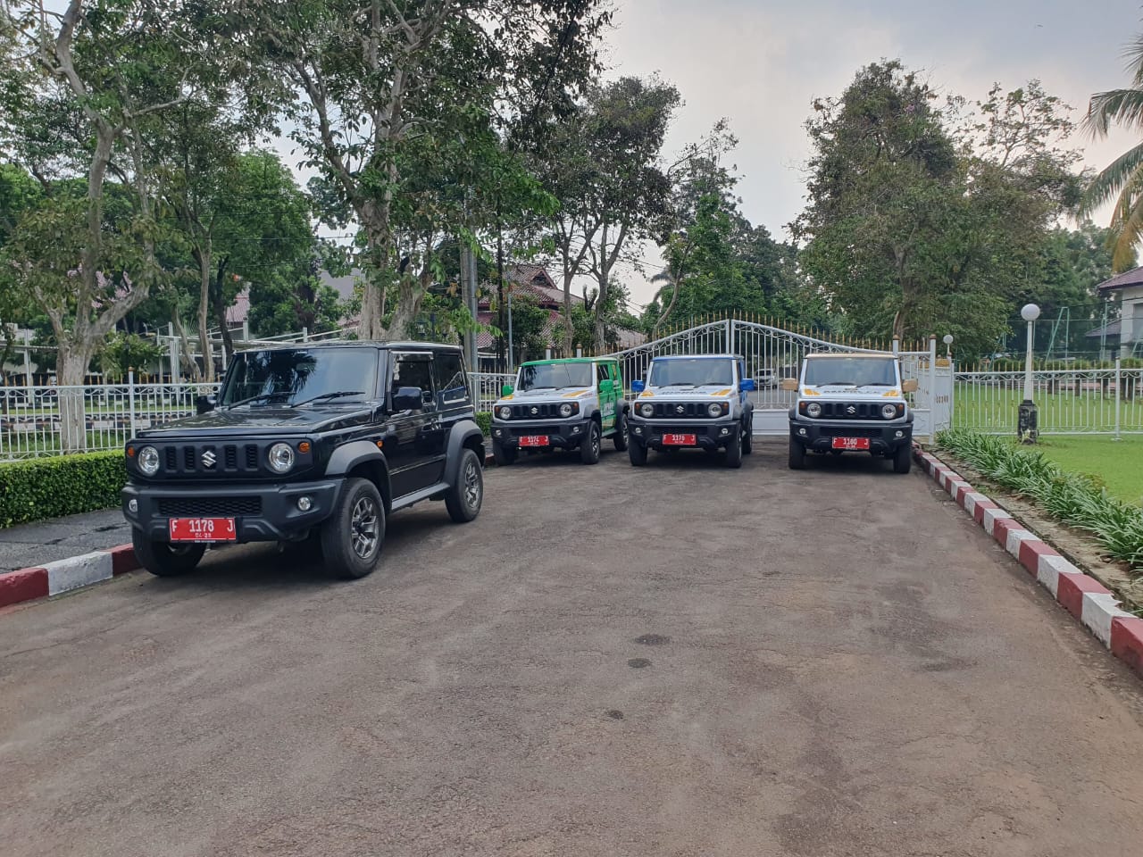 Deretan mobil dinas Pemkab Bogor, terparkir di Komplek Pemerintahan Kabupaten Bogor, Cibinong, Jawa Barat, Selasa (6/5/2025).