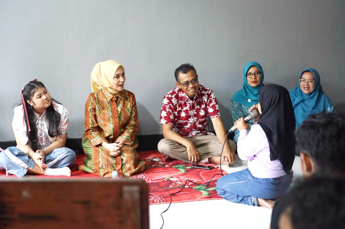 Ketua TP-PKK Kota Bogor, Yantie Rachim, saat menyambangi para siswa di PKBM Djuara Bakti Nusa Kota Bogor, Kelurahan Katulampa, Kecamatan Bogor Timur, beberapa waktu lalu