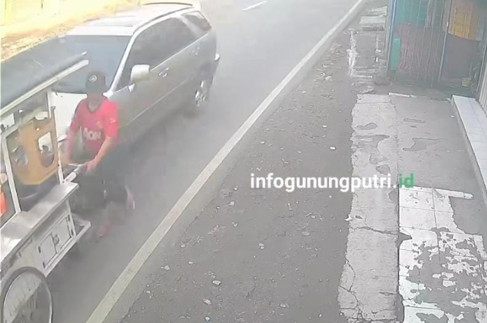 Tangkapan layar detik-detik pedagang gorengan tertabrak mobil di Gunung Putri Bogor Selasa (6/7/5/2025)
