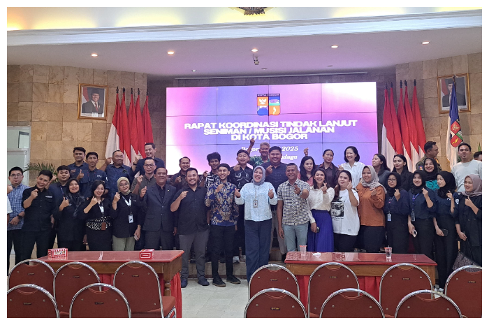 Wakil Wali Kota Bogor, Jenal Mutaqin foto bersama usai Rapat Koordinasi Tindaklanjut Pengamen dan Musisi Jalanan di Kota Bogor yang berlangsung di Paseban Sri Baduga, Balai Kota Bogor, Selasa (6/5).