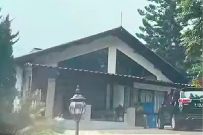 Suasana di depan Royal Family Villa di Batu Layang Puncak Bogor.