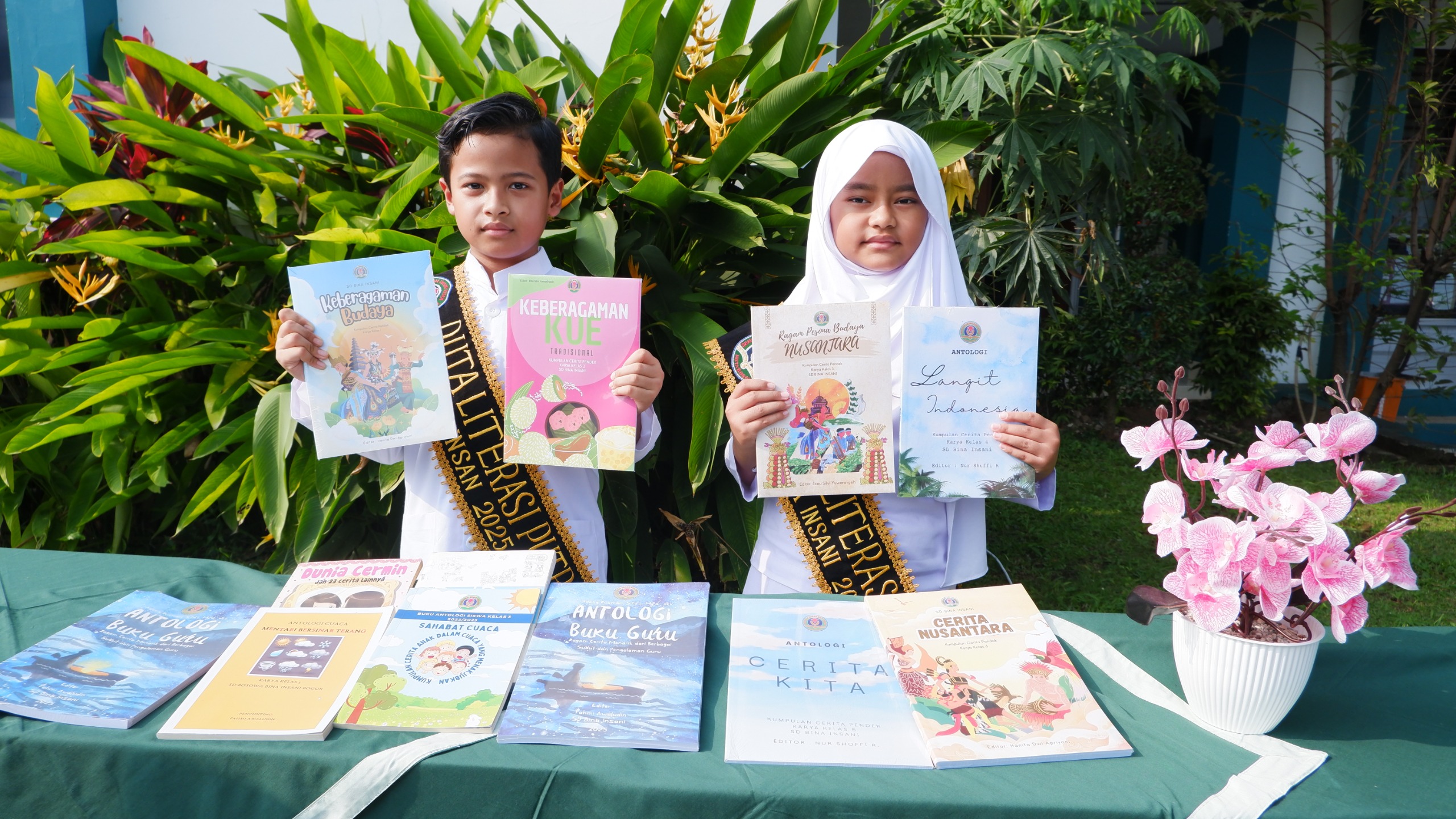 Siswa SD Bina Insani Kota Bogor, memperlihatkan buku-buku hasil karyanya.