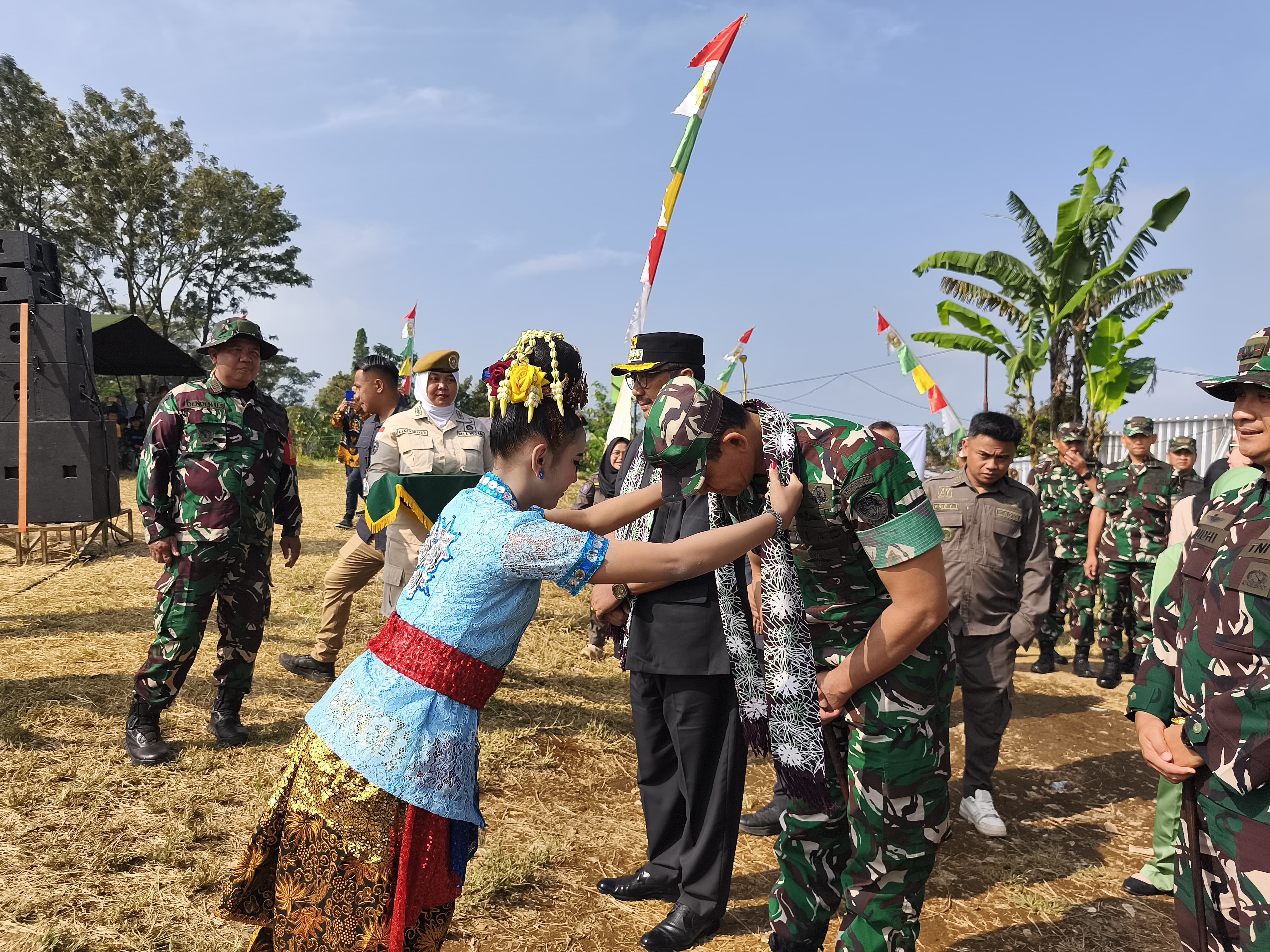 Acara pembukaan TMMD ke-124 Kodim 0607/Kota Sukabumi di Desa Cisarua, Kecamatan Sukaraja, Kabupaten Sukabumi, Selasa (6/5/2025).