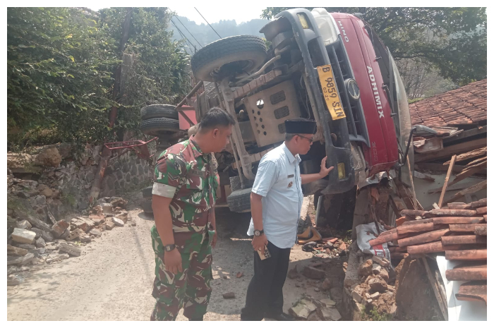 Truk terguling hingga menimpa rumah warga Kampung Gadog, Desa Gadog, Kecamatan Megamendung, Kabupaten Bogor, Selasa (6/5/2025).
