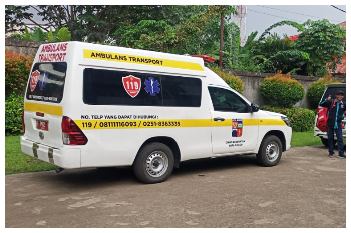 Ambulan milik Dinkes Kota Bogor, disiagakan untuk melakukan evakuasi puluhan siswa sekolah swasta di Kecamatan Tanah Sareal, yang mendadak sakit perut, Rabu (7/5/2025).