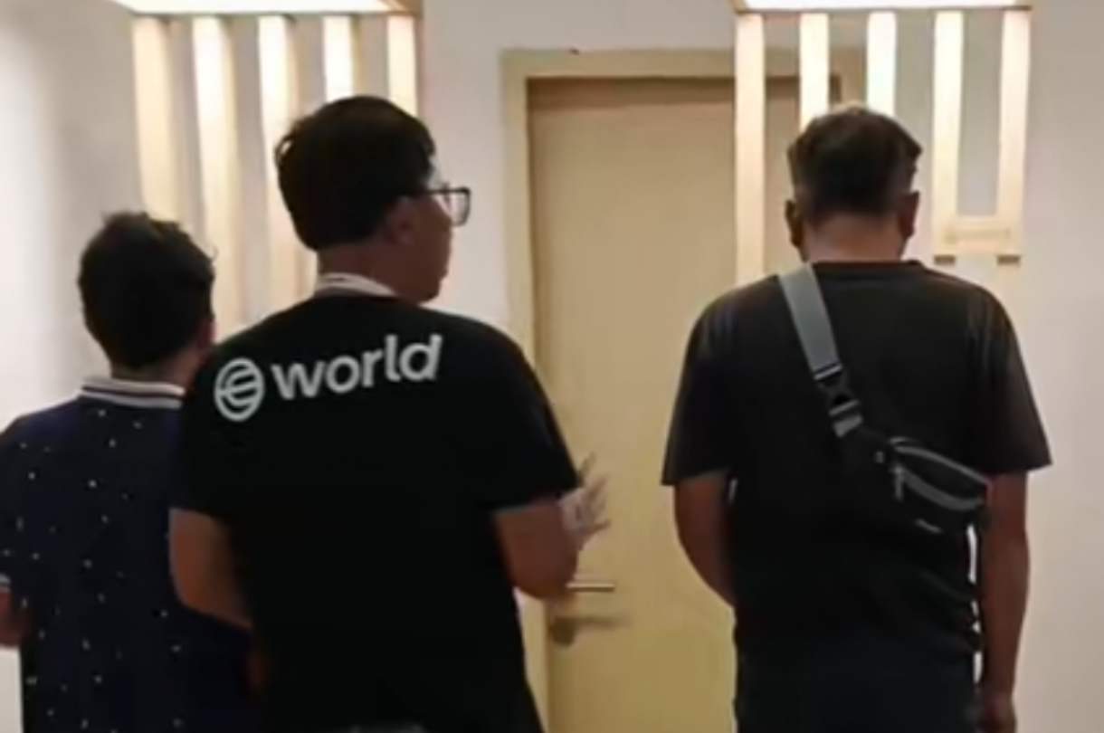 Aplikasi World yang viral di media sosial.