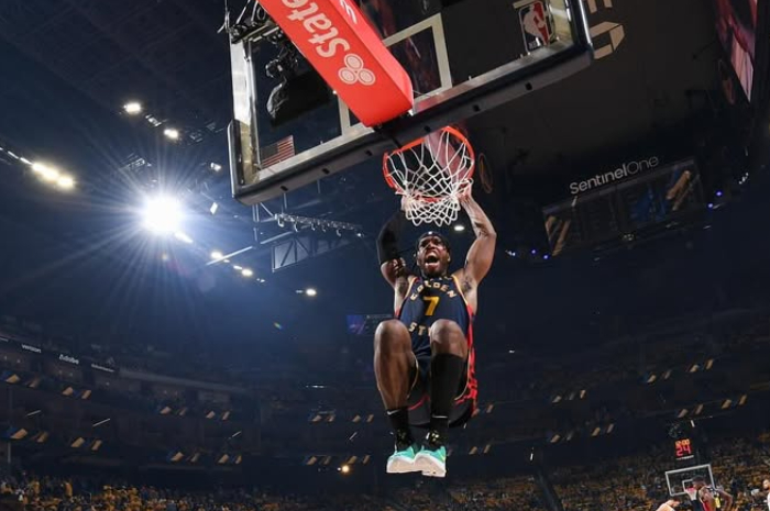 Buddy Hield saat mencetak poin.