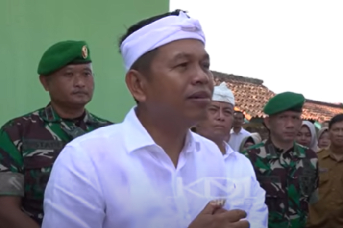 Gubernur Jawa Barat Dedi Mulyadi memberi keterangan terkait program siswa dididik di barak militer.