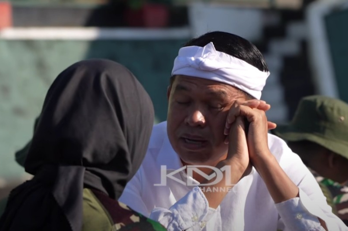 Gubernur Jawa Barat, Dedi Mulyadi saat berdialog dengan salah satu siswi bermasalah.