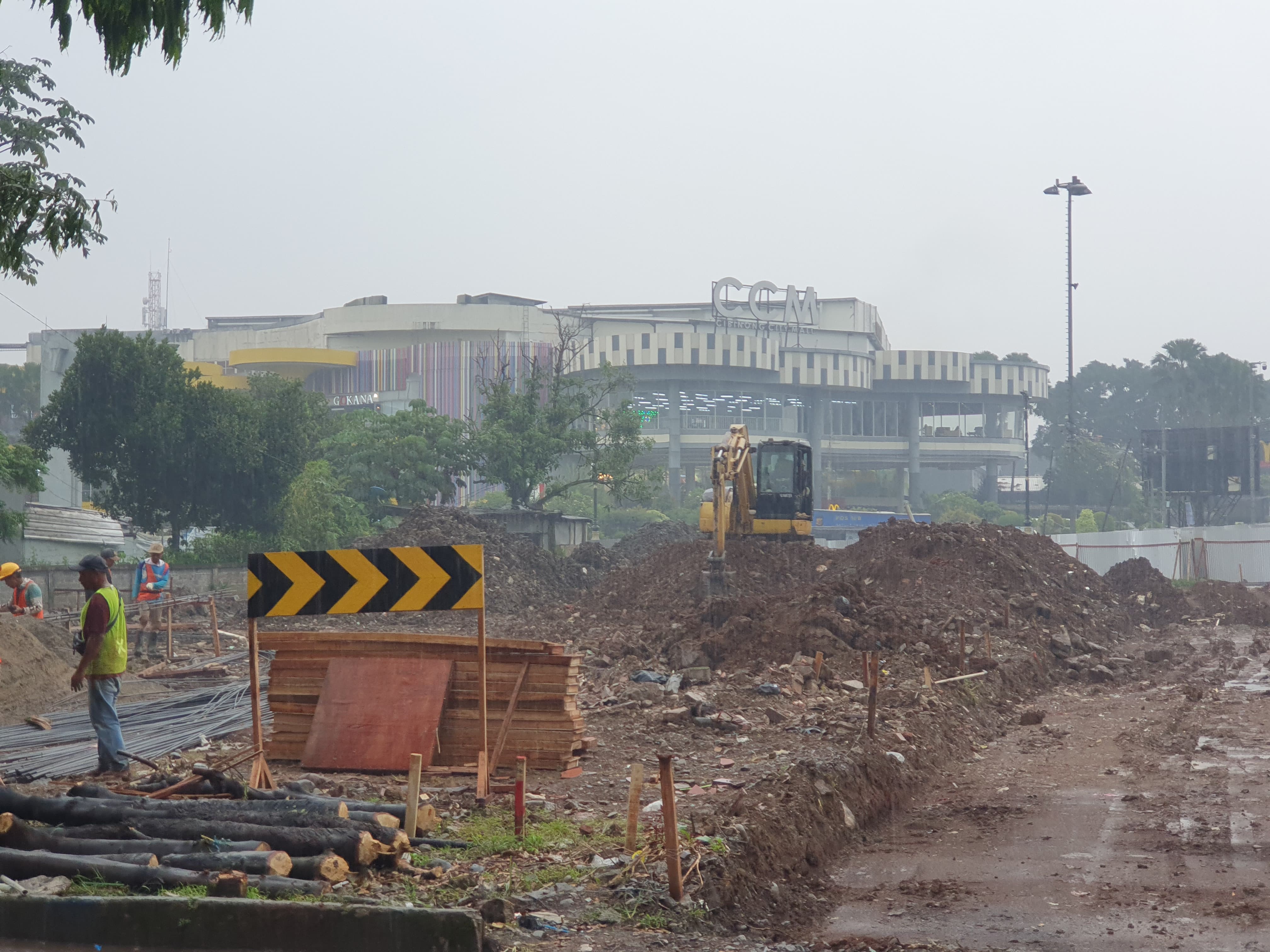 Pembangunan Jalan Simpang Daralon, Kecamatan Cibinong, Kabupaten Bogor, untuk mengurai kemacetan mulai dilakukan.