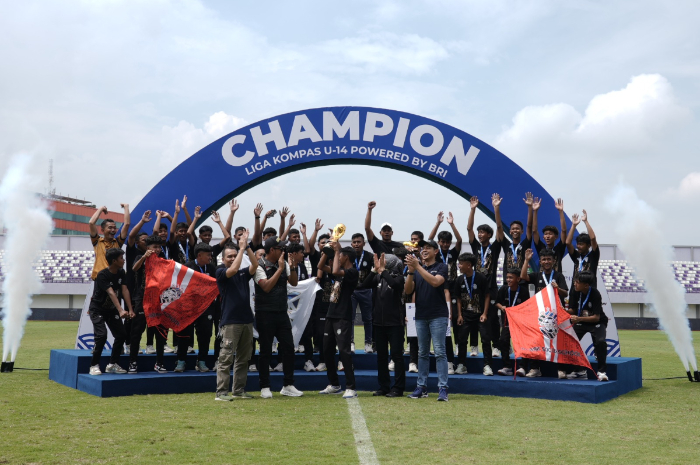 Penobatan juara Liga Kompas U-14 yang mendapat dukungan penuh BRI.