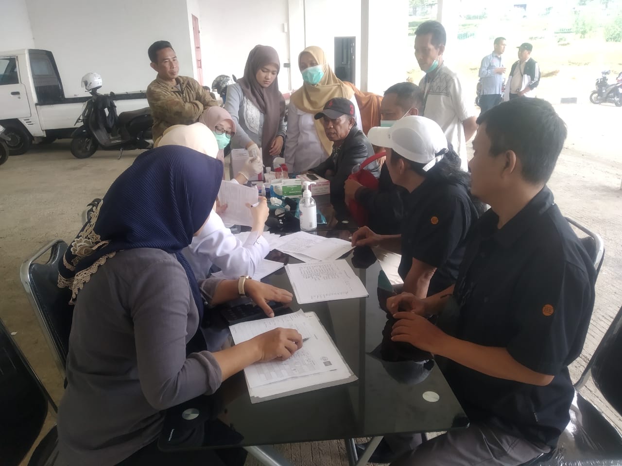 Lembaga Kajian Strategis Bogor (LEKAS) mengadakan penyuluhan dan pemeriksaan kesehatan gratis di Rest Area Gunung Mas Puncak, Kecamatan Cisarua, Kabupaten Bogor, Rabu (7/5/2025).