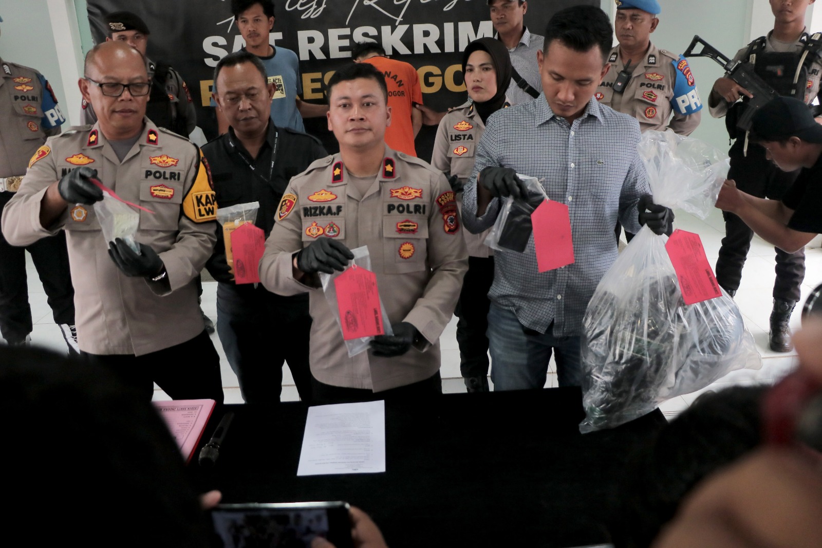 Wakapolres Bogor, Kompol Rizka Fadila menunjukan barang bukti pelaku perampasan motor yang menyebabkan korbannya meninggal dunia di Mapolres Bogor, Cibinong, Kabupaten Bogor, Rabu (7/5/2025).