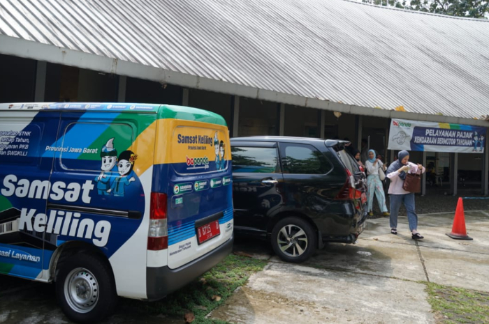 Warga membayar pajak di loket pelayanan pajak tahunan kendaran Bermotor Samsat Kota Bogor di gedung BCC, Rabu (7/5/2025)