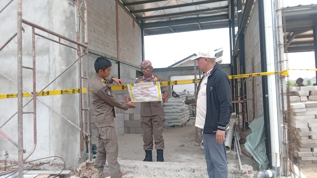 Satpol PP Kabupaten Bogor, menyegel proyek pembangunan perumahan di Jalan Raya Dago, Desa Cikuda, Parung Panjang, Rabu (7/5/2025).