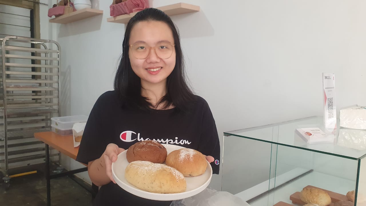 Soeka Bakery, menawarkan roti gandum panas yang diproduksi langsung di toko.