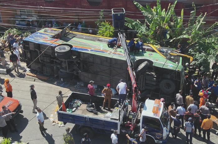 Bus Antar Lintas Sumatera (ALS) alami kecelakaan di Kota Padangpanjang, Sumatera Barat, Selasa (6/5).