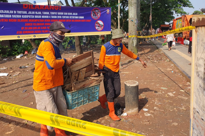 Petugas merapikan lapak PKL di Pasar Cibinong. Kabupaten Bogor Rabu (7/5/2025).
