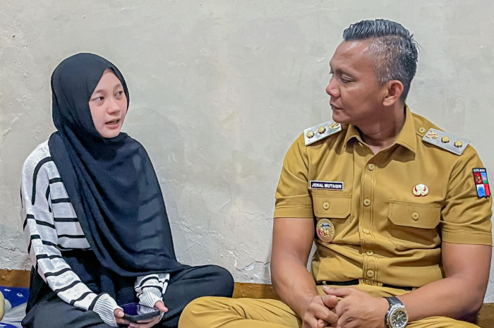 Wakil Wali Kota Bogor, Jenal Mutaqin saat mendatangi rumah Nabila. Siswi yang terpaksa tidak bisa ikut UAS akibat nunggak bayaran